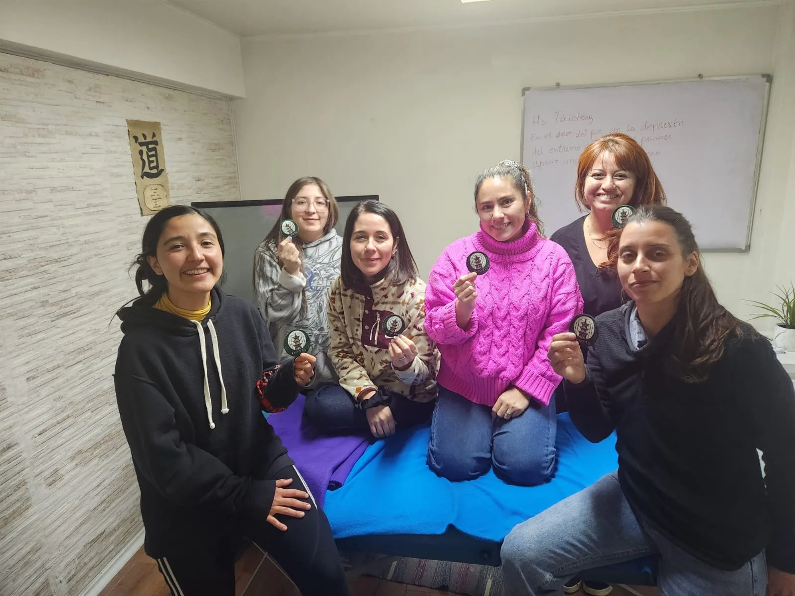 Clase práctica de alumnos en camilla