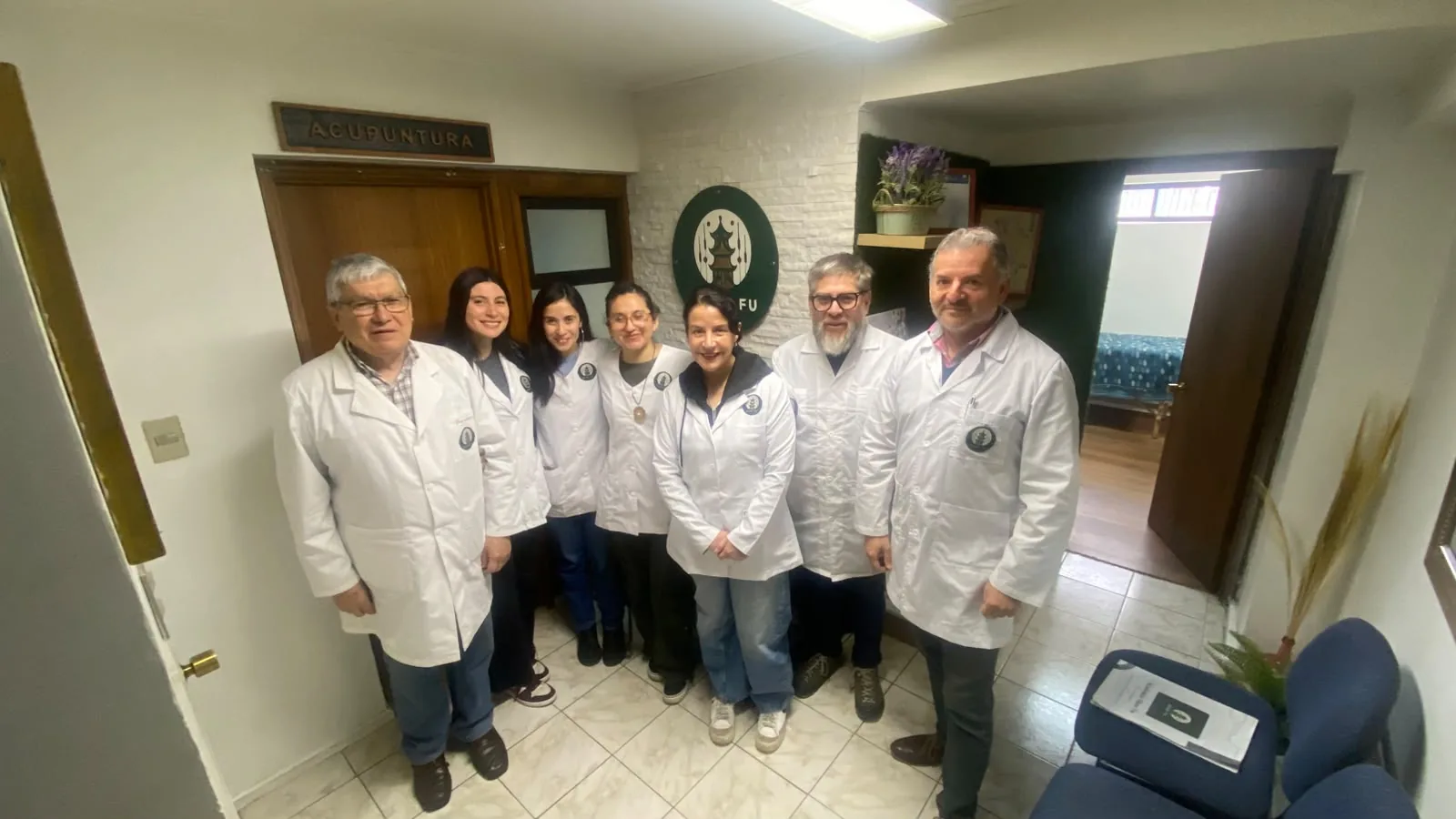 Equipo completo de Academia Shaofu en la entrada de Acupuntura