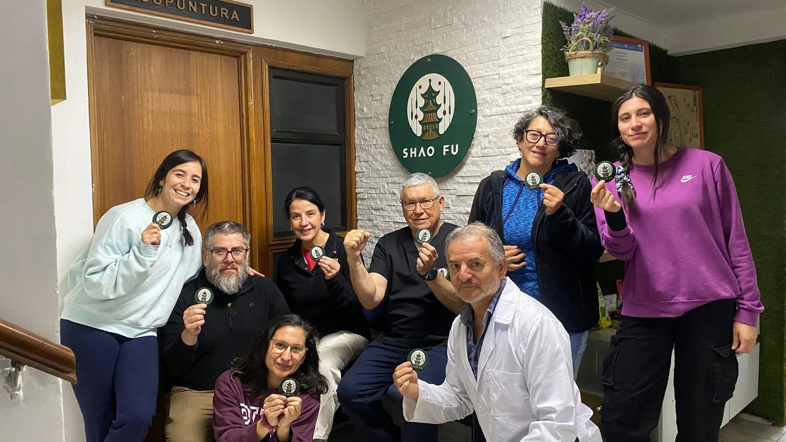 Equipo y alumnos de Academia Shaofu en la clínica