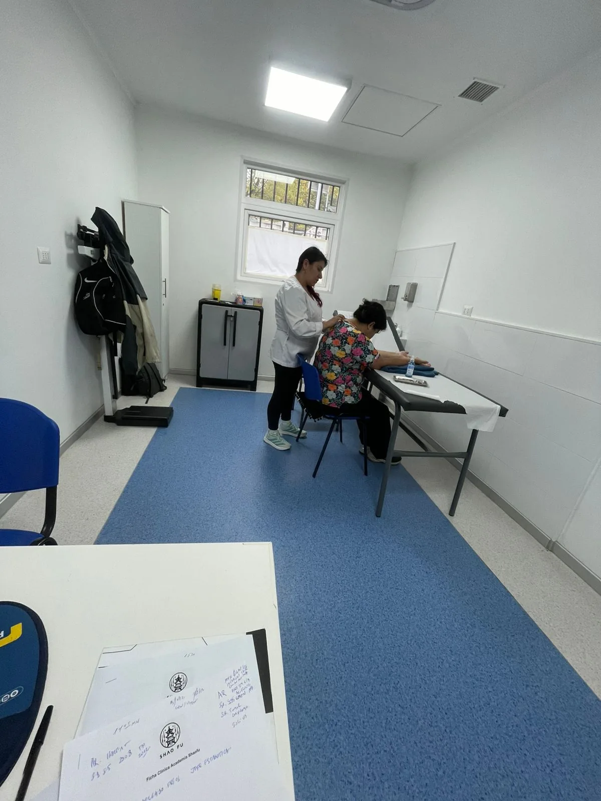 Registro de ficha clínica durante una sesión de acupuntura