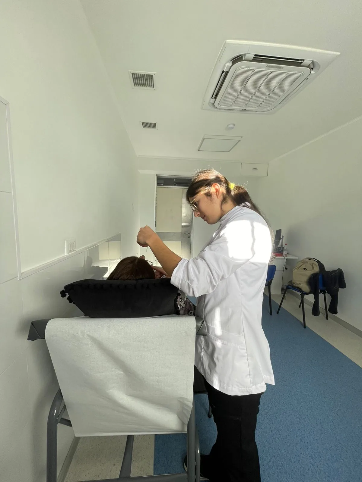 Sesión de acupuntura en la clínica Shaofu