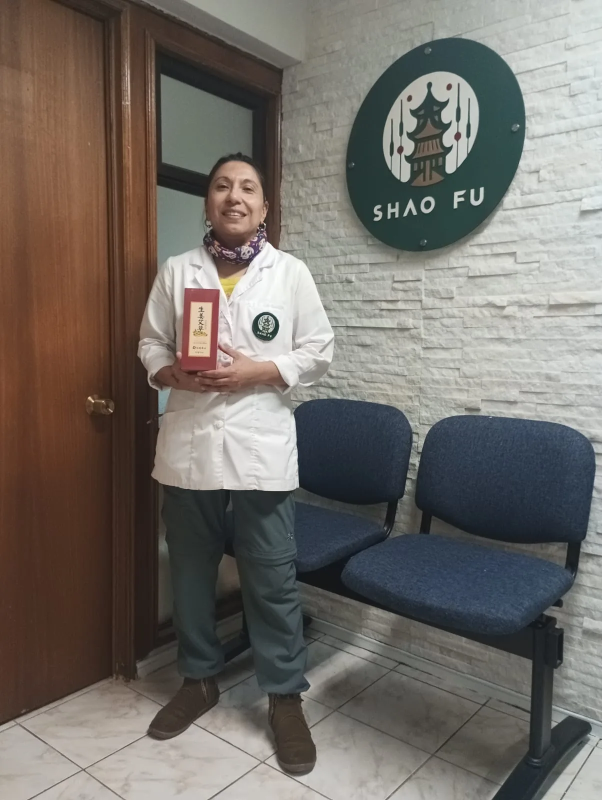 Equipo de Academia Shaofu en la recepción de la clínica